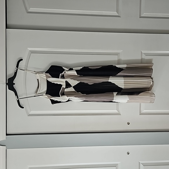 Pleated, lined midi dress. - Picture 2 of 6